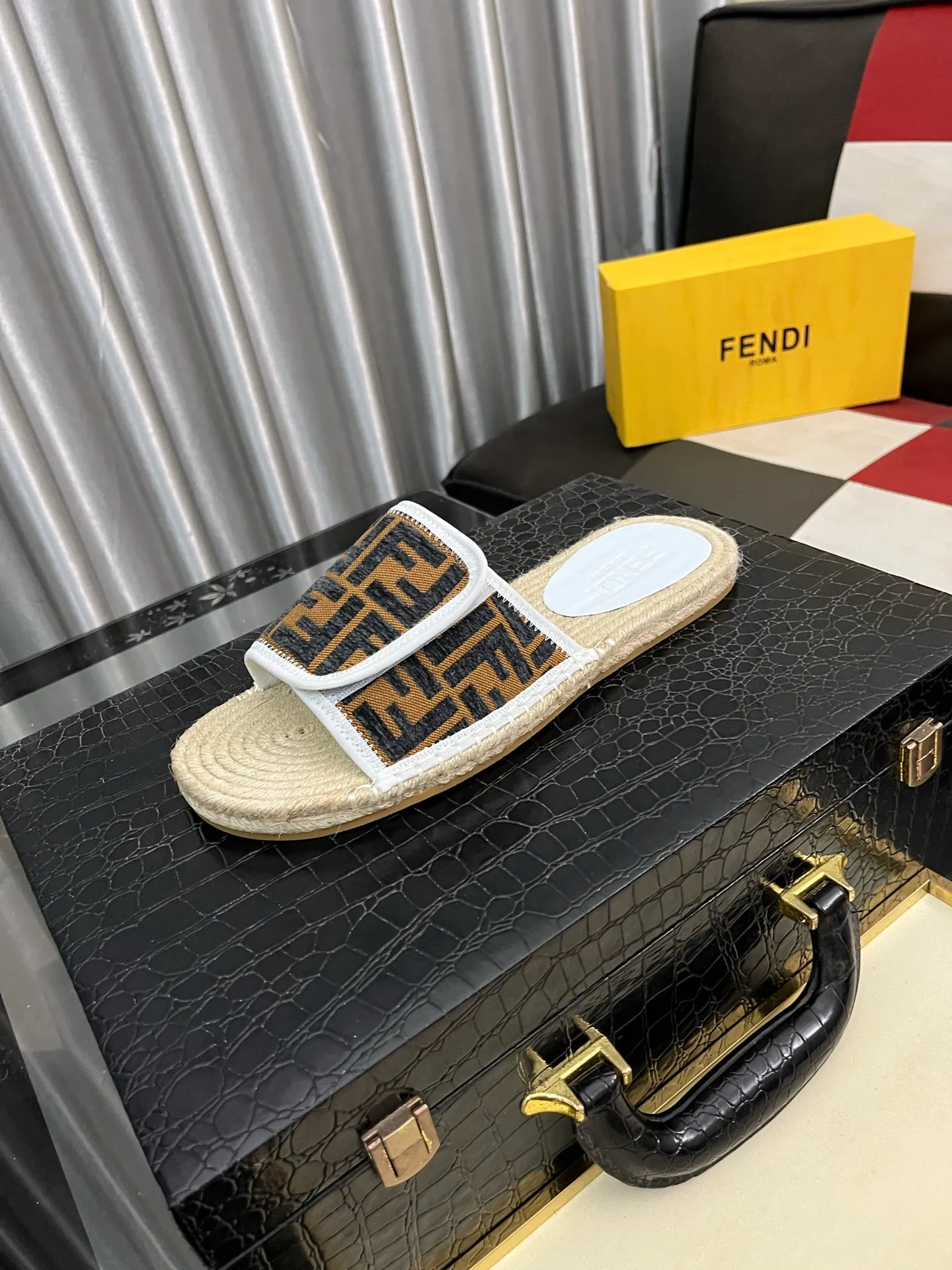 Men's shoes💰320⌚️⌚️[FENDI~Fendi slippers] High-end men's shoes brand official website 1:1 latest masterpiece: original mold customization, fabrics made of imported original materials, upgraded outsole, lighter, top quality in the market, simple and tasteful, a must-have for fashionistas, fashion is at your feet, full of confidence, the same style at the counter👍The season of summer slippers is here. Yardage: 38-44. Can be customized45.46.47